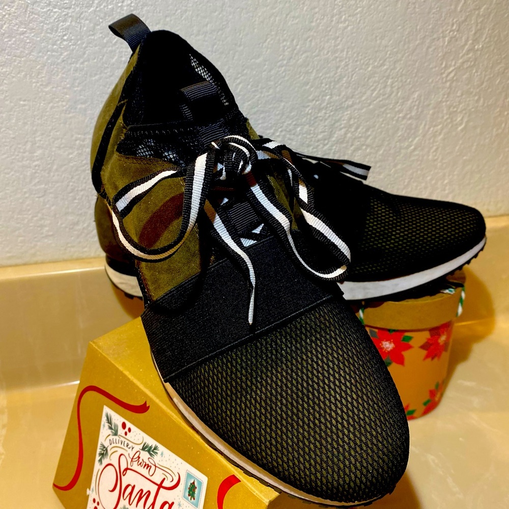 Steve Madden sneakers green and black slip on with shoe lace look. Size9